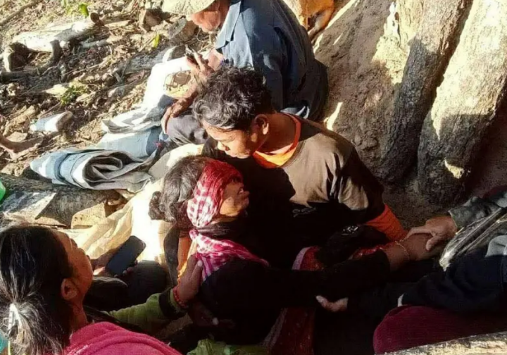 Foto selebaran ini, yang diambil dan dirilis oleh Agence Kampuchea Press (AKP) pada 8 Desember 2025, menunjukkan seorang warga setempat terluka akibat bentrokan di sepanjang perbatasan Kamboja-Thailand di Provinsi Oddar Meanchey/ AFP