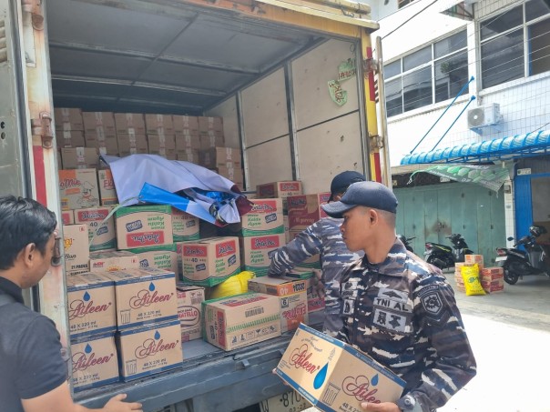 Gunakan KRI Teluk Gilimanuk 531, Pos TNI AL Bengkalis Salurkan Bantuan Korban Bencana