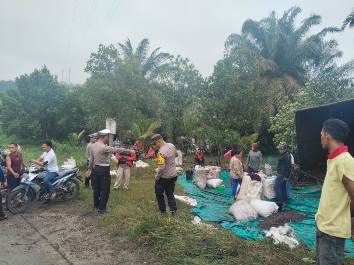 Sat Lantas Polres Siak Tangani Laka Tunggal Truk Tronton di Kandis, Kerugian Capai Rp430 Juta