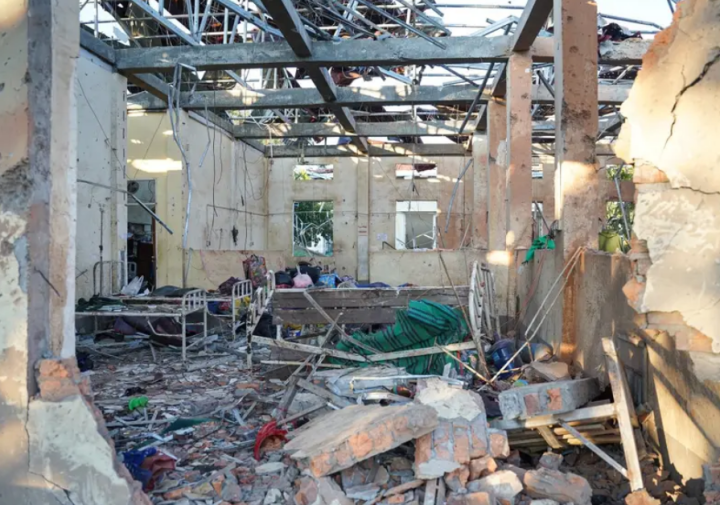 Gambar ini menunjukkan sebuah rumah sakit yang rusak akibat serangan udara militer Myanmar/ AFP