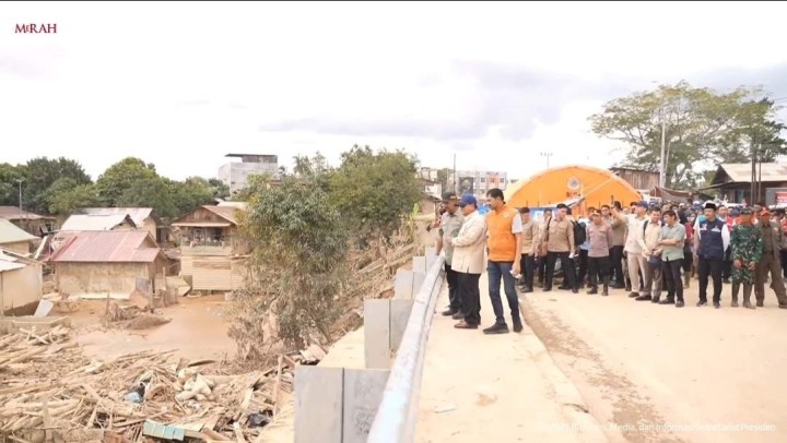 Presiden Prabowo Subianto mengecek langsung tumpukan kayu sisa banjir di Kabupaten Aceh Tamiang. Sumber: IDX Chanel