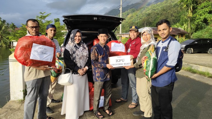KPU Provinsi Riau Kirim Bantuan Kemanusiaan untuk Korban Bencana Banjir dan Longsor di Sumatera
