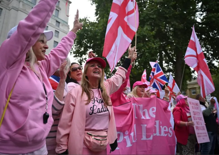 Pink Ladies: Para Wanita di Balik Protes Terhadap Migrasi dan Keselamatan Perempuan di Inggris