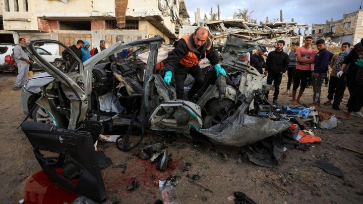 Israel Secara Brutal Rudal Mobil di Gaza, Klaim Komandam Senior Hamas Tewas dalam Serangan. (ScreenShot/CNNIndonesia.com)
