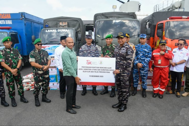 Pimpinan BRKS menyerahkan bantuan untuk korban bencana alam di Aceh