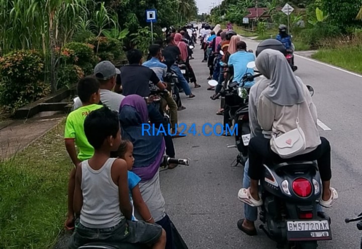 Warga Bengkalis Rela Ngantri Berjam Jam Demi Dapatkan BBM