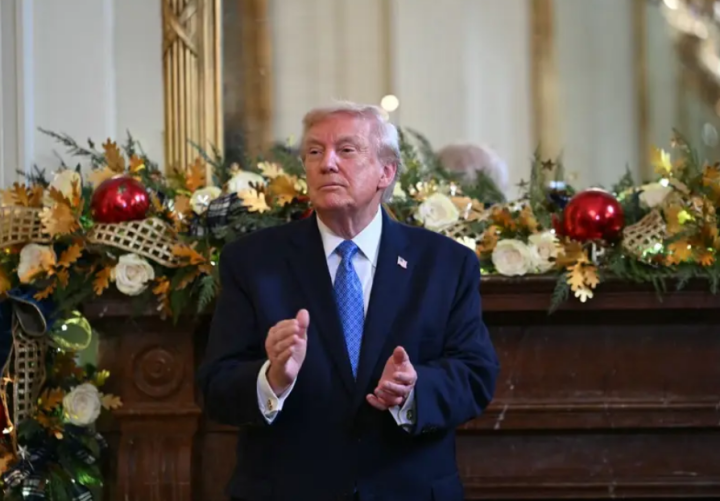Presiden AS Donald Trump bertepuk tangan saat resepsi Hanukkah di Ruang Timur Gedung Putih di Washington, DC, pada 16 Desember 2025/ AFP