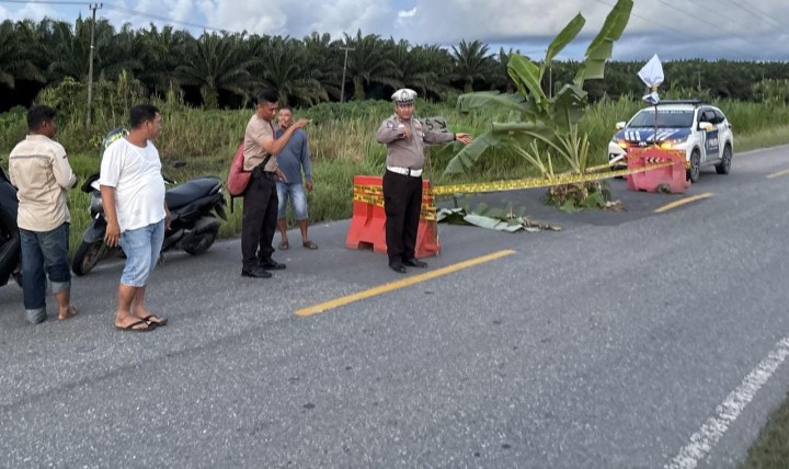 Cegah Kecelakaan di Jalan Rusak, Satlantas Polres Siak Pasang Water Barrier di Lintas Dayun–Perawang