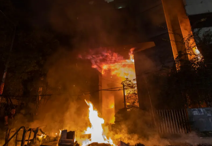 Api berkobar di gedung Daily Star di Dhaka pada 19 Desember 2025, di tengah protes menyusul berita kematian pemimpin pemuda Sharif Osman Hadi/ AFP