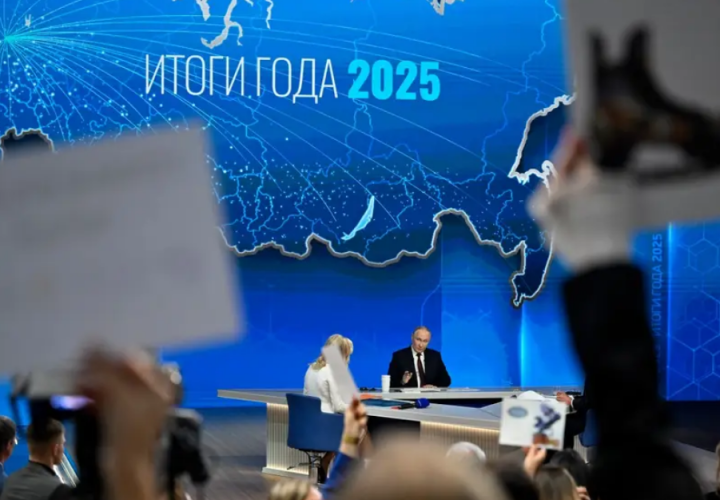 Presiden Rusia Vladimir Putin menggelar konferensi pers akhir tahun tahunannya di Moskow pada 19 Desember 2025/ AFP