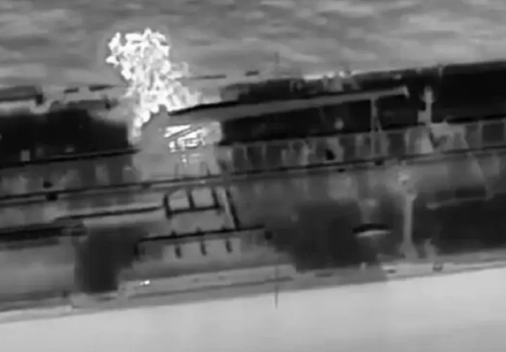 Sebuah gambar dari video yang dibagikan oleh badan intelijen SBU Ukraina menunjukkan serangan pesawat tak berawak terhadap kapal tanker minyak/ Dokumentasi SBU