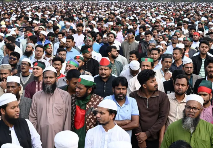 Ribuan pelayat menghadiri pemakaman Osman Hadi di Dhaka di tengah pengamanan ketat pada hari Sabtu/ X