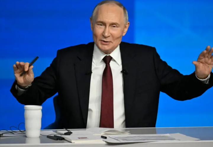 Presiden Rusia Vladimir Putin menggelar konferensi pers akhir tahun tahunannya di Moskow pada 19 Desember 2025/ AFP