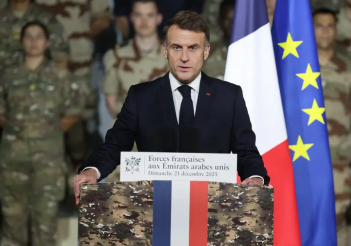 Presiden Prancis Emmanuel Macron berpidato di hadapan pasukan Prancis selama upacara di pangkalan Resimen Kavaleri ke-5 di Kota Militer Zayed, dekat Abu Dhabi, pada 21 Desember 2025/ AFP