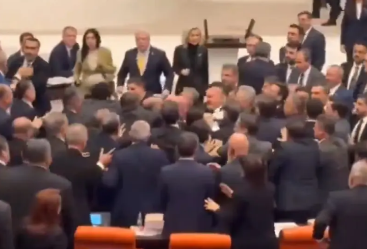 kondisi parlemen Turki selama konfrontasi anggaran/ X