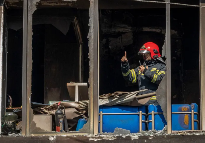Seorang petugas pemadam kebakaran bekerja di dalam gedung surat kabar Prothom Alo yang terbakar dan dirusak di Dhaka pada 19 Desember 2025, di tengah protes menyusul berita kematian pemimpin pemuda Sharif Osman Hadi/ AFP