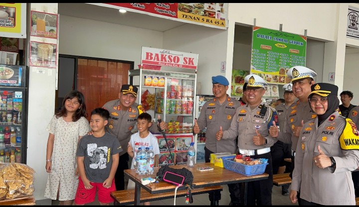 Kapolres Siak Sapa Pemudik di Rest Area KM 45 Kandis, Pastikan Arus Nataru Aman dan Nyaman