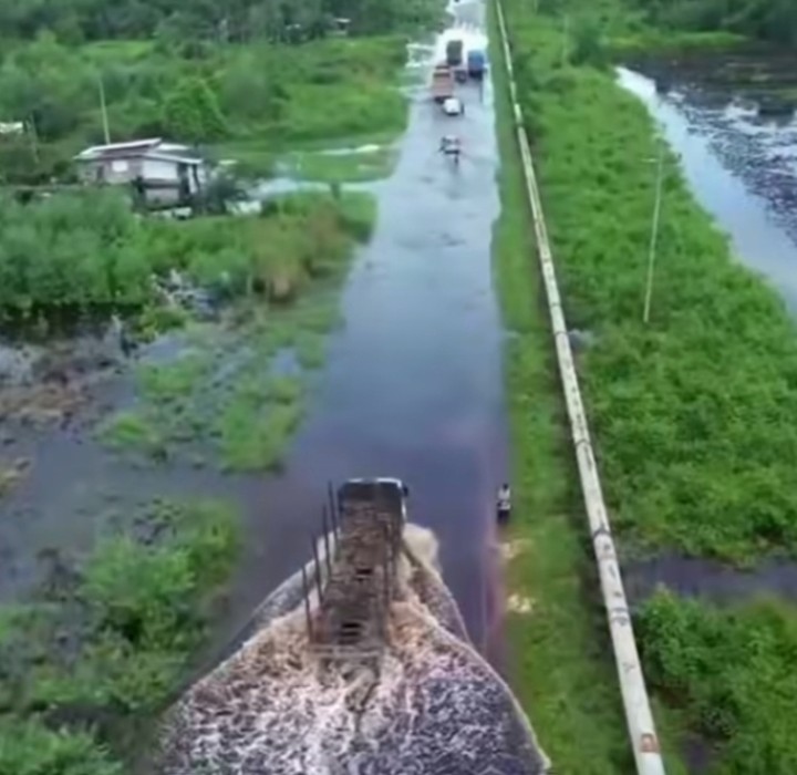 Bupati Siak Tinjau Banjir di Simpang Obor, Ruas Jalan Nasional Terendam