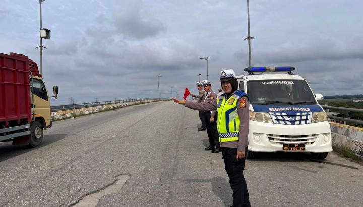 Patroli Blue Light Satlantas Polres Siak Antisipasi Laka Lantas, C3, dan Aktivitas Pedagang di Jembatan Maredan Selama Operasi Lilin 2025