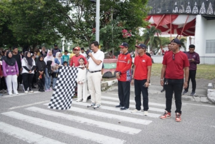 Mewakili Bupati, Asisten Ed Efendi Lepas Jalan Sehat di Taja Damkar Bengkalis