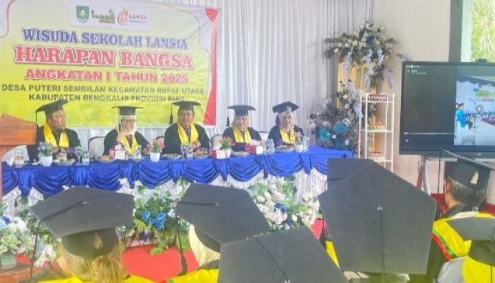 29 Orang Lansia di Bengkalis Resmi Sandang Gelar Wisudawan