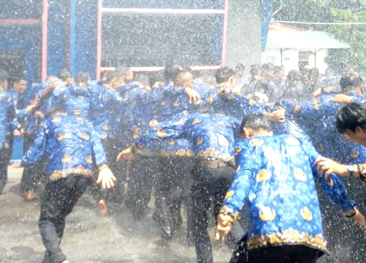 Tradisi Damkar, Ratusan P3K PW Bengkalis Disemprot Air dan 3 Bulan Masih Evaluasi kinerja