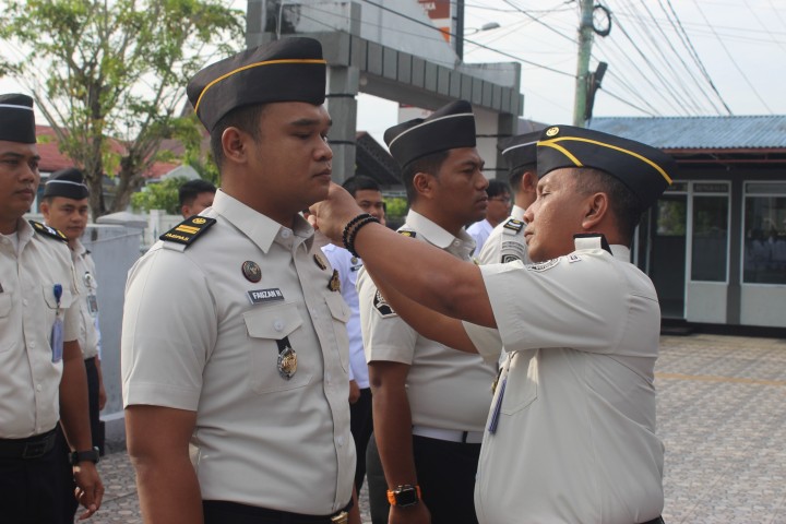 Berhasil Cegah Masuk Narkoba, Kalapas Bengkalis Sematkan Pangkat Baru dan Beri Penghargaan