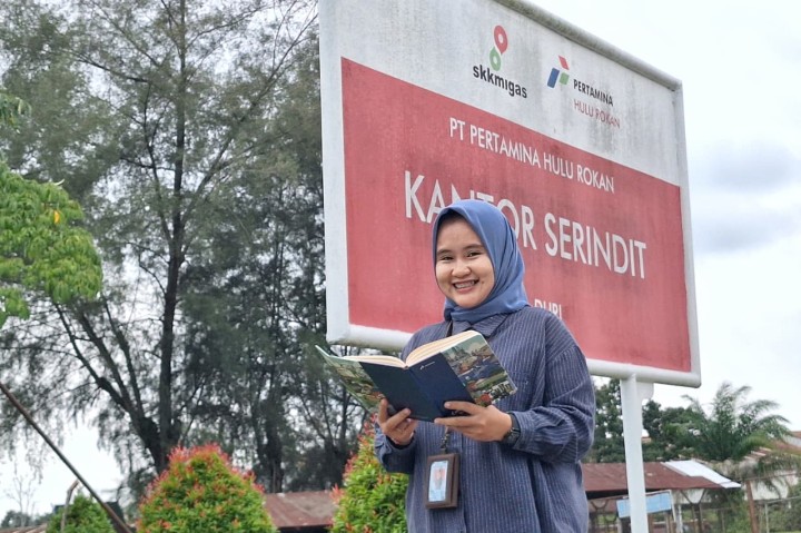 Fadilah (23) pemuda Sakai yang berhasil menamatkan pendidikan tinggi berkat beasiswa Suku Sakai PHR dan kini menjalani magang kerja di PHR di tim kehumasan.