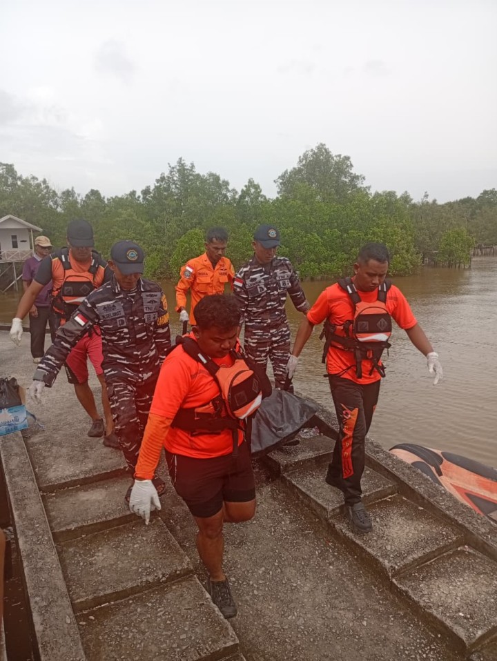 Tim SAR Gabungan Serahkan Jenazah Korban ABK KM Makmur Jaya 89 ke Pihak Keluarga
