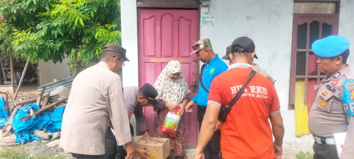Jumat Berkah, Polsek Lubuk Dalam Bantu Warga Kurang Mampu