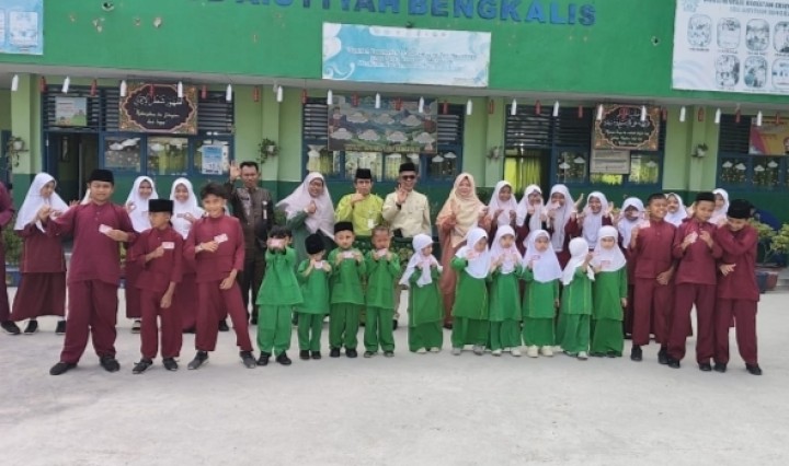 Percepatan KIA, Disdukcapil Bengkalis Serahkan Kartu Identitas Anak di Sekolah