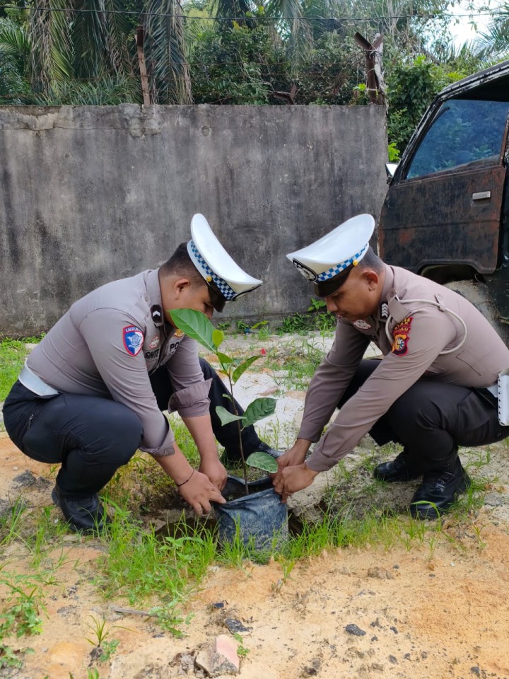 Bukan Kue atau Hadiah, Personel Polsek Kandis Terima Bibit Pohon dari Kapolres Siak