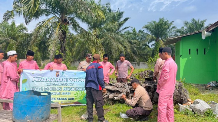 Peduli Lingkungan Sejak Dini, Polsek Sabak Auh Gelar Green Policing di Pesantren