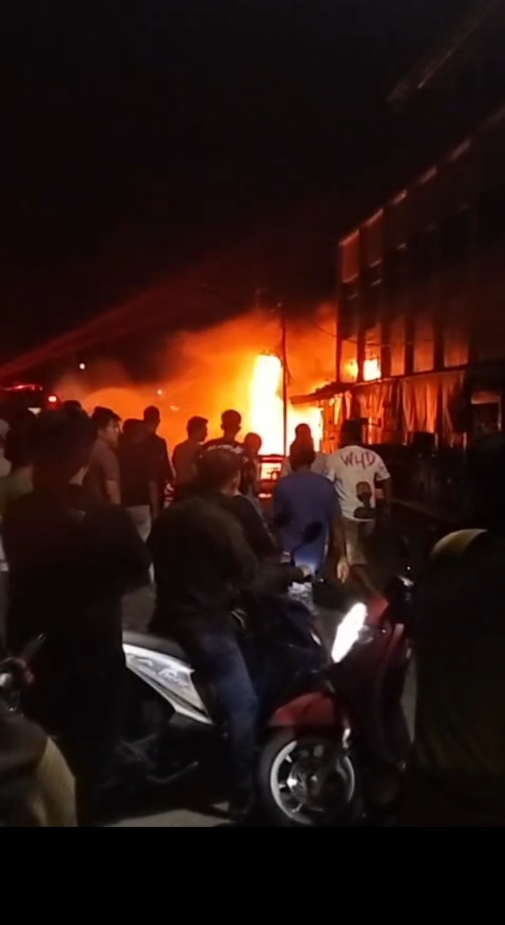 Breaking news: Diduga Bocor Gas, Ruko Toko Pancing di Kampung Dalam Siak Ludes Terbakar