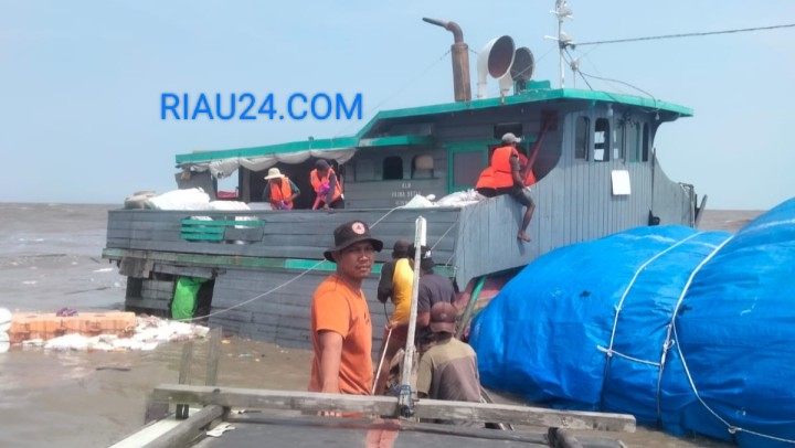 Bocor dan Dihantam Gelombang, Kapal Sembako Yang Tenggelam di Perairan Bengkalis Terbelah Dua