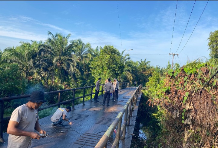 Gotong Royong Polisi dan Warga, Jembatan Merah Putih Presisi Direnovasi di Siak