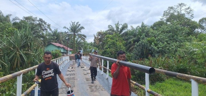 Hari Keempat, Gotong Royong Renovasi Jembatan Sungai Penyengat Terus Dikebut
