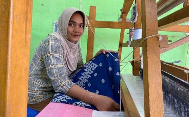 Rumah Tenun Pulau Payung Jadi Penggerak Ekonomi Masyarakat di Pelalawan