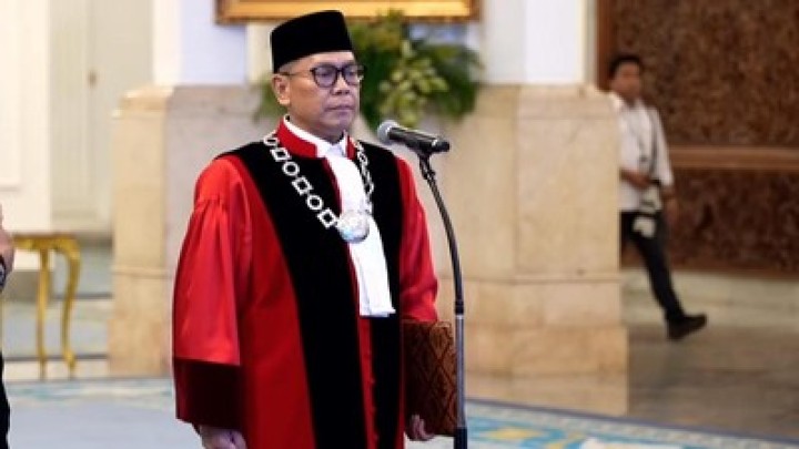 Adies Kadir dilantik sebagai Hakim Mahkamah Konstitusi (MK). Sumber: CNN Indonesia