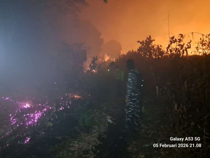 Bersama Tim Gabungan, Personel Pos TNI AL Bengkalis Ikut Berjibaku Padamkan Api Karhutla 