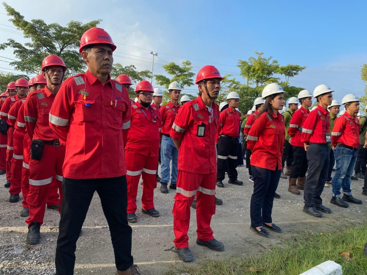 Peserta dengan khidmat mengikuti upacara keselamatan kerja dalam rangka peringatan Bulan K3 Nasional 2026, PT Riau Andalan Pulp and Paper (RAPP) di Riau Kompleks, Pangkalan Kerinci, Selasa (11/2/2026).