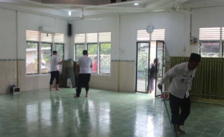 Sambut Ramadhan, Jajaran Lapas Bengkalis Gelar Baksos Bersihkan Masjid Nurus'saadah