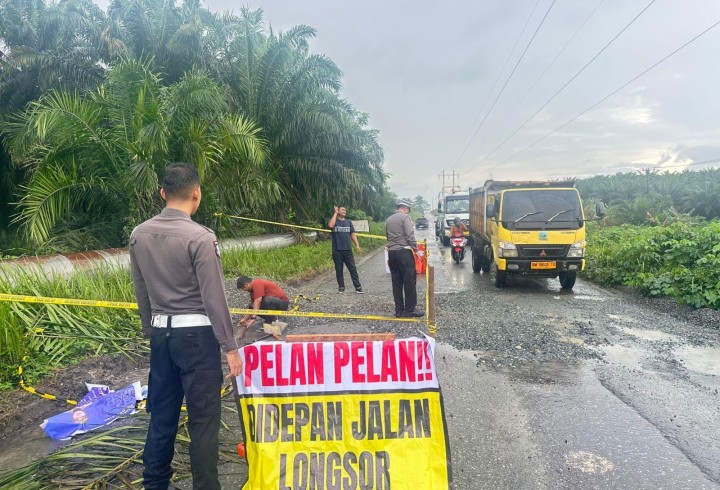 Cegah Laka Lantas, Satlantas Polres Siak Timbun Jalan Rusak Meski Diguyur Hujan