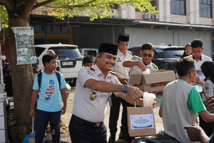 Dukung UMKM Sekitar, Rutan Pekanbaru Bagikan Ratusan Takjil kepada Masyarakat