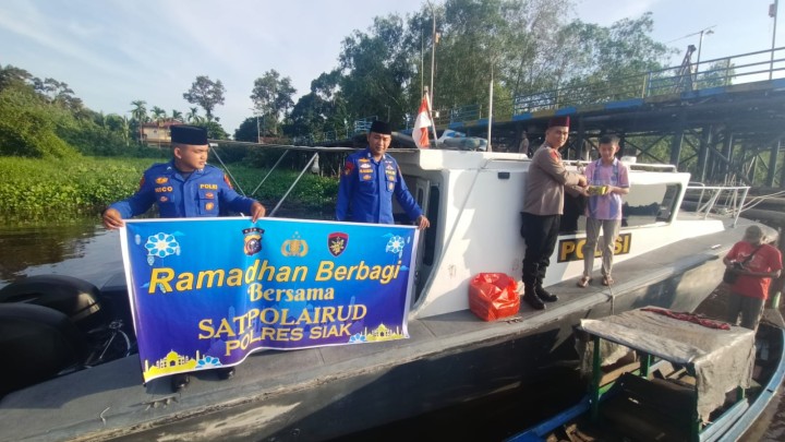 Satpolairud Polres Siak Tebar 75 Takjil untuk Nelayan Sungai Limau