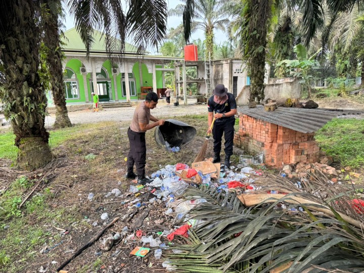 Jumat Bersih, Polres Siak Gelar Gotong Royong di Musholla Istiqomah Dayun