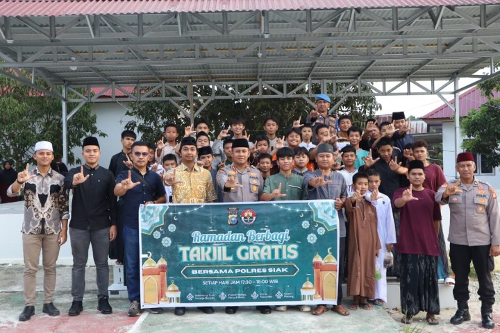 Kapolres Siak Kunjungi Dua Pesantren di Dayun, Salurkan Takjil untuk Santri
