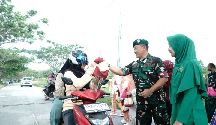 Kodim 0322/Siak Bersama Organisasi Wanita Berbagi Takjil di Bulan Ramadhan