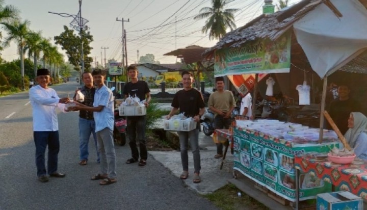 WKI Bagikan Ratusan Takjil, Kades Wonosari Berikan Apresiasi