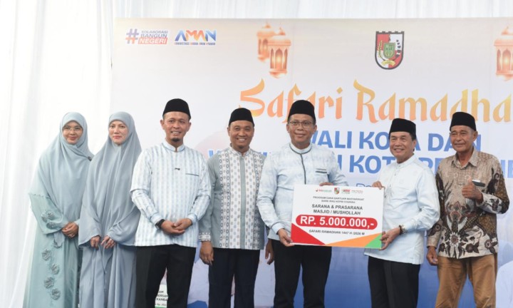 Penyerahan bantuan BRK Syariah untuk masjid di Pekanbaru